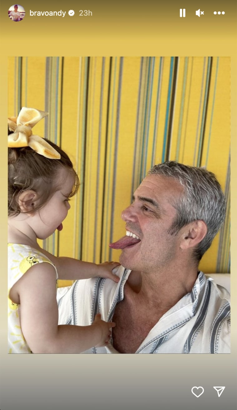 Andy Cohen comparte dulces instantáneas familiares del 4 de julio con sus 2 hijos
