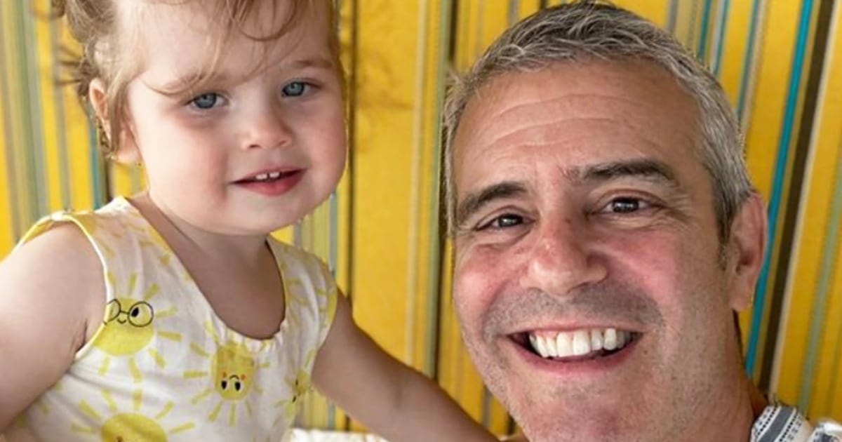 Andy Cohen comparte dulces instantáneas familiares del 4 de julio con sus 2 hijos