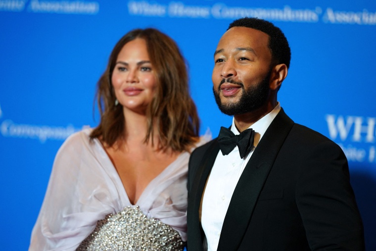 La madre de alquiler de Chrissy Teigen y John Legend agradece a la pareja que 'la eligieran'