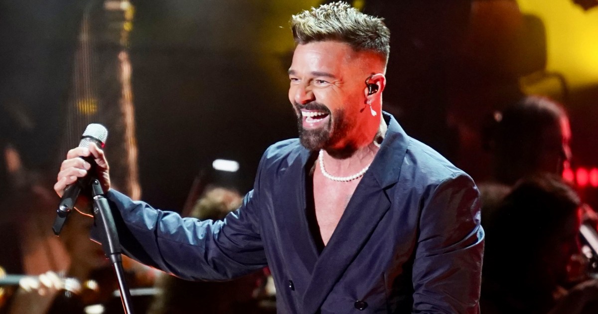 Los gemelos de Ricky Martin sorprenden a su padre en el escenario en una rara aparición pública
