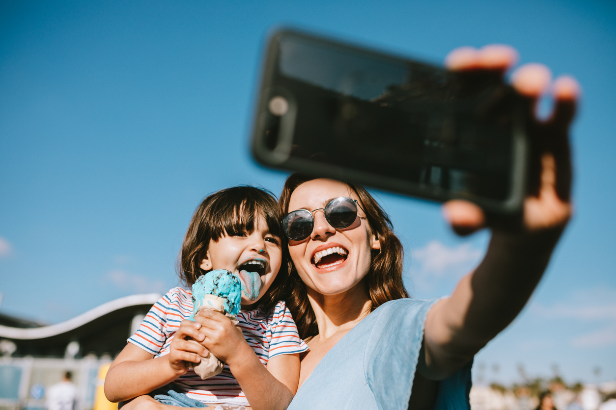 "Sharenting" pronto podría ser ilegal: Lo que hay que saber sobre compartir a los niños en Internet