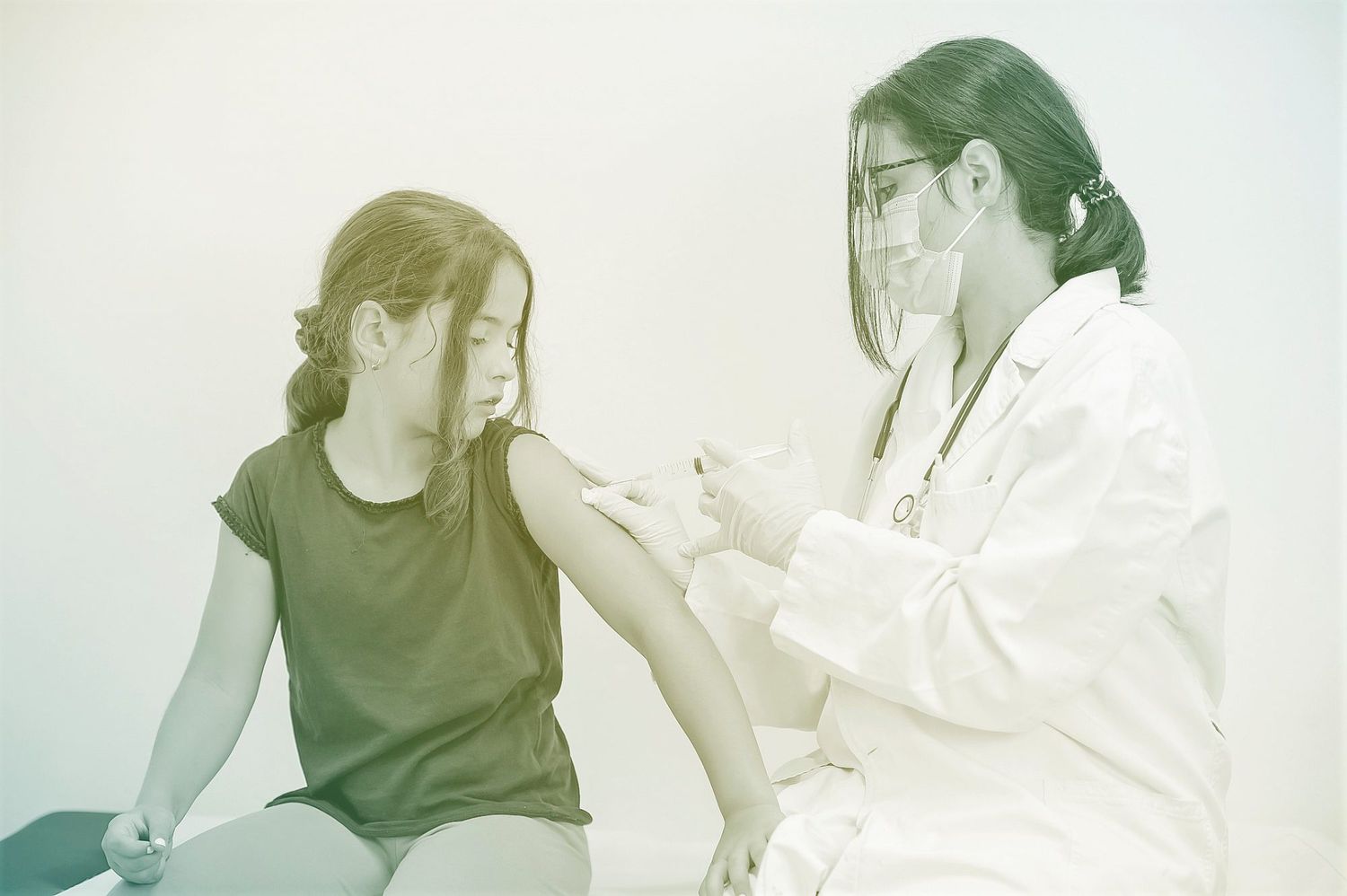 California anuncia planes para imponer las vacunas COVID-19 en los colegios públicos y privados