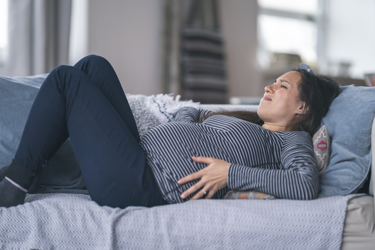 Cómo aliviar el dolor de huesos púbicos durante el embarazo