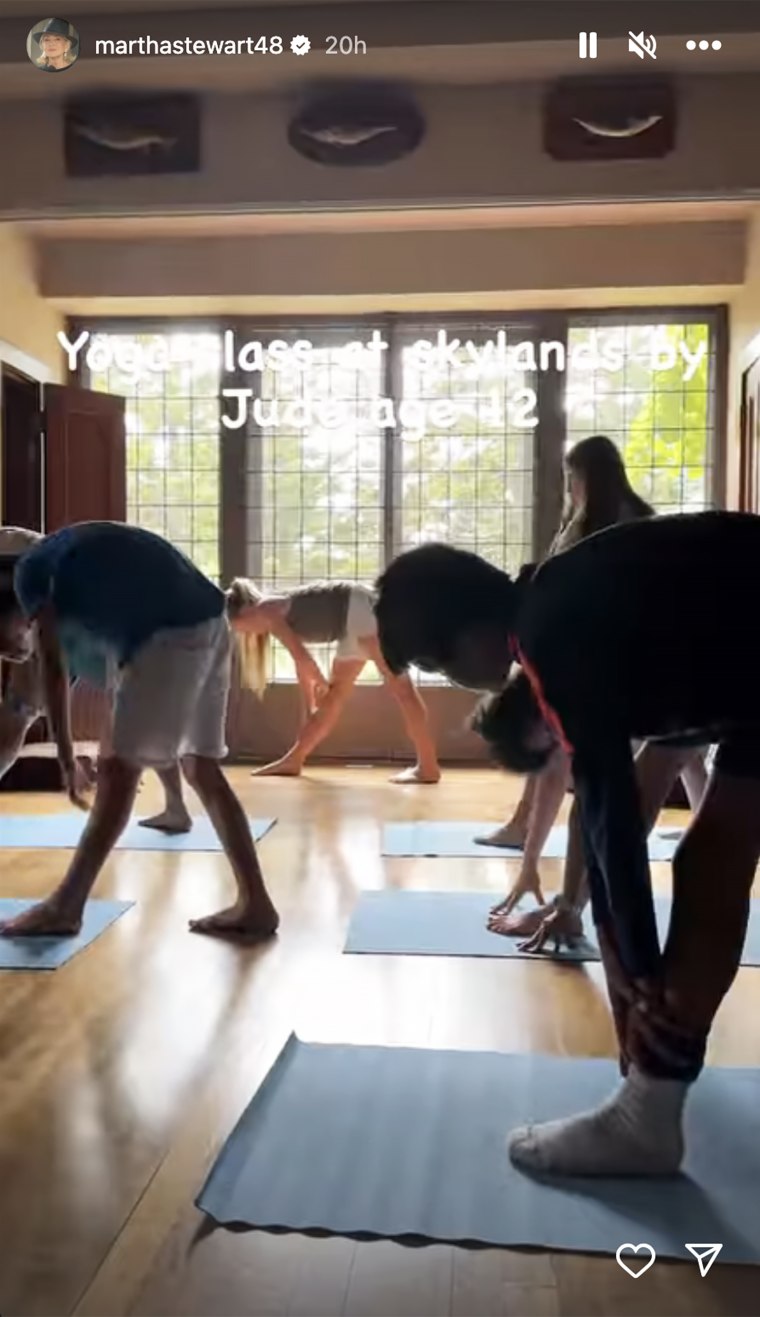 Martha Stewart muestra un vídeo de su nieta, de 12 años, dirigiendo una clase de yoga