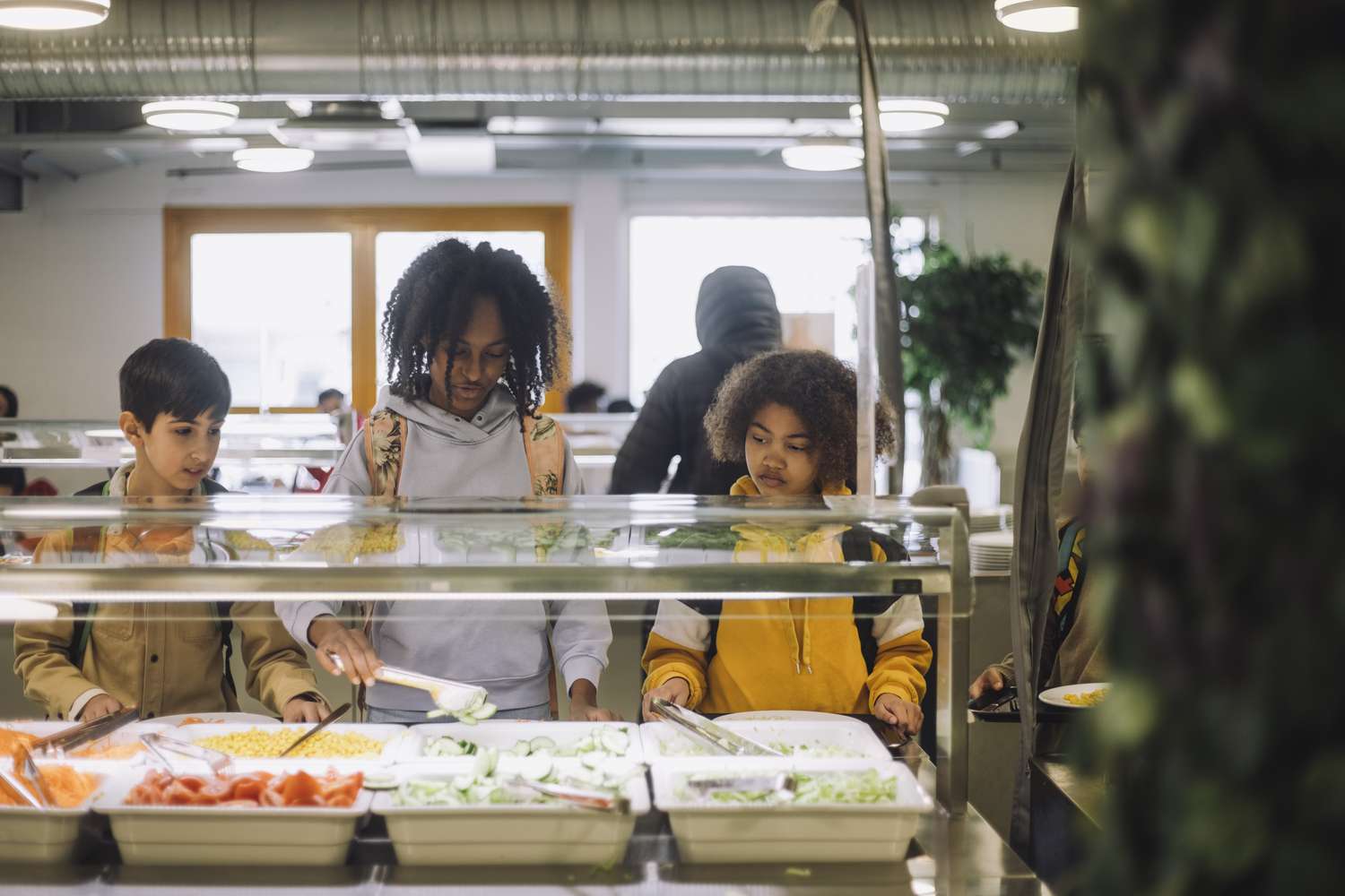 5 maneras en que comunidades de todo el mundo hacen bien el almuerzo escolar