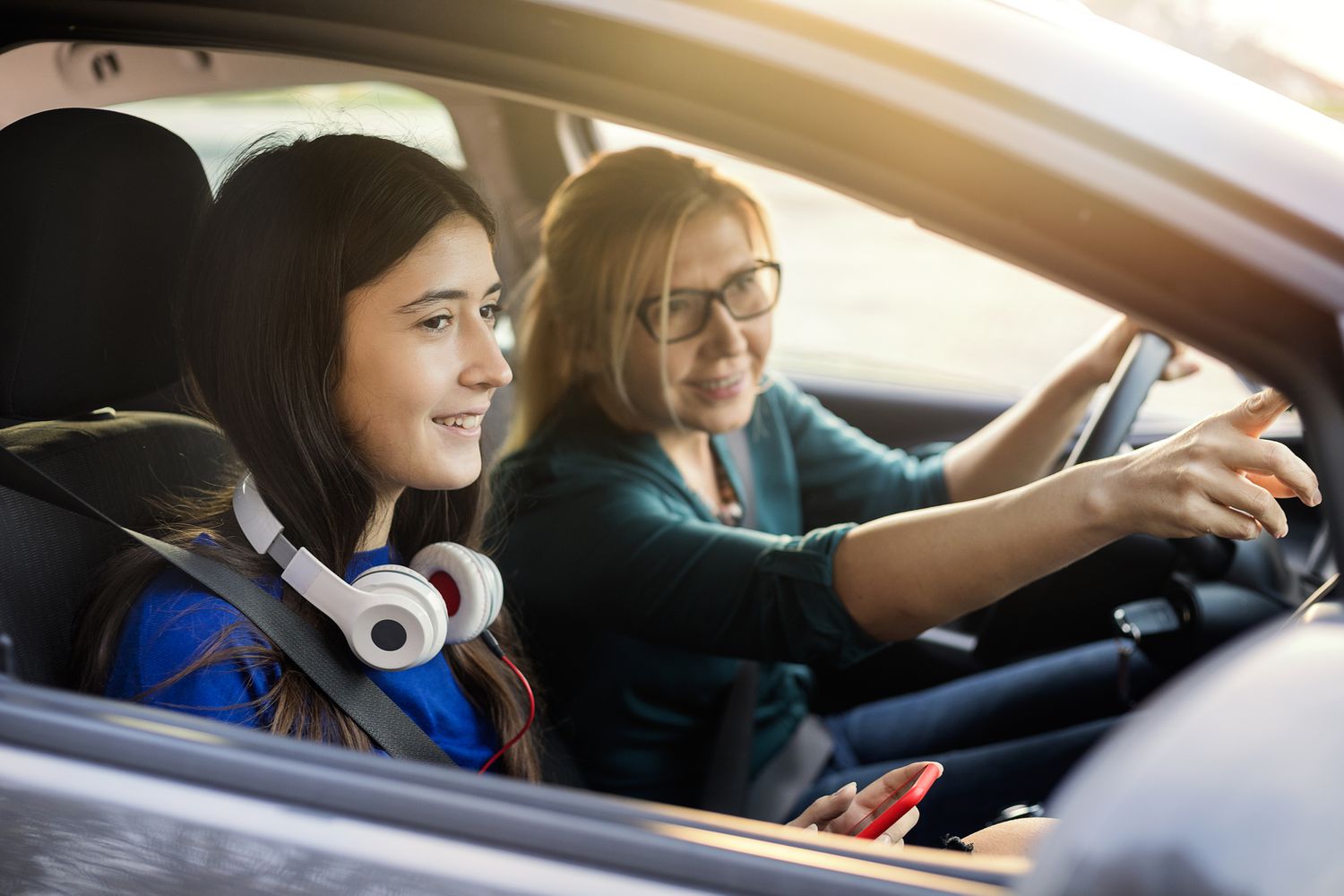 En un viaje por carretera repleto de música, una madre y su hija se animan a dejar el teléfono y hablar de verdad.