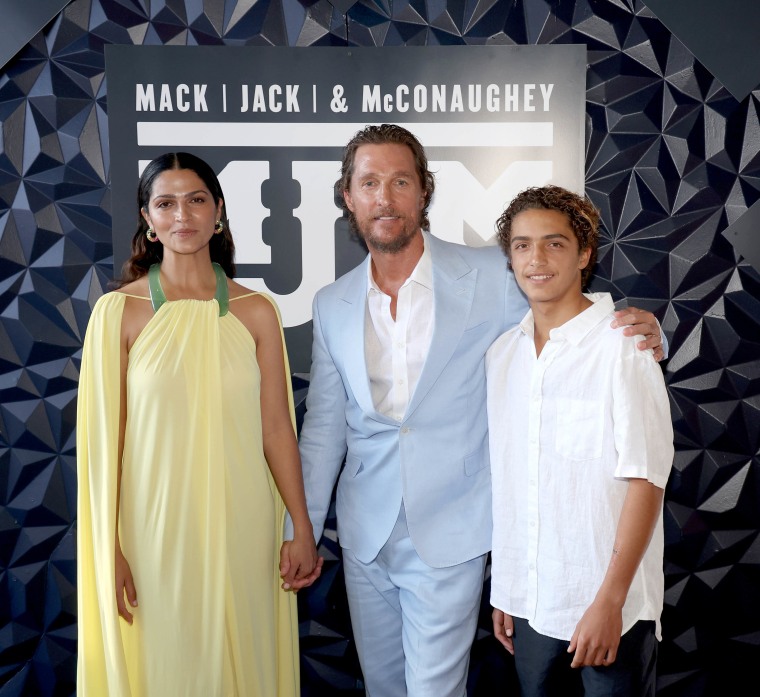 Levi, el hijo de Matthew McConaughey, es todo un adolescente en el homenaje a su padre