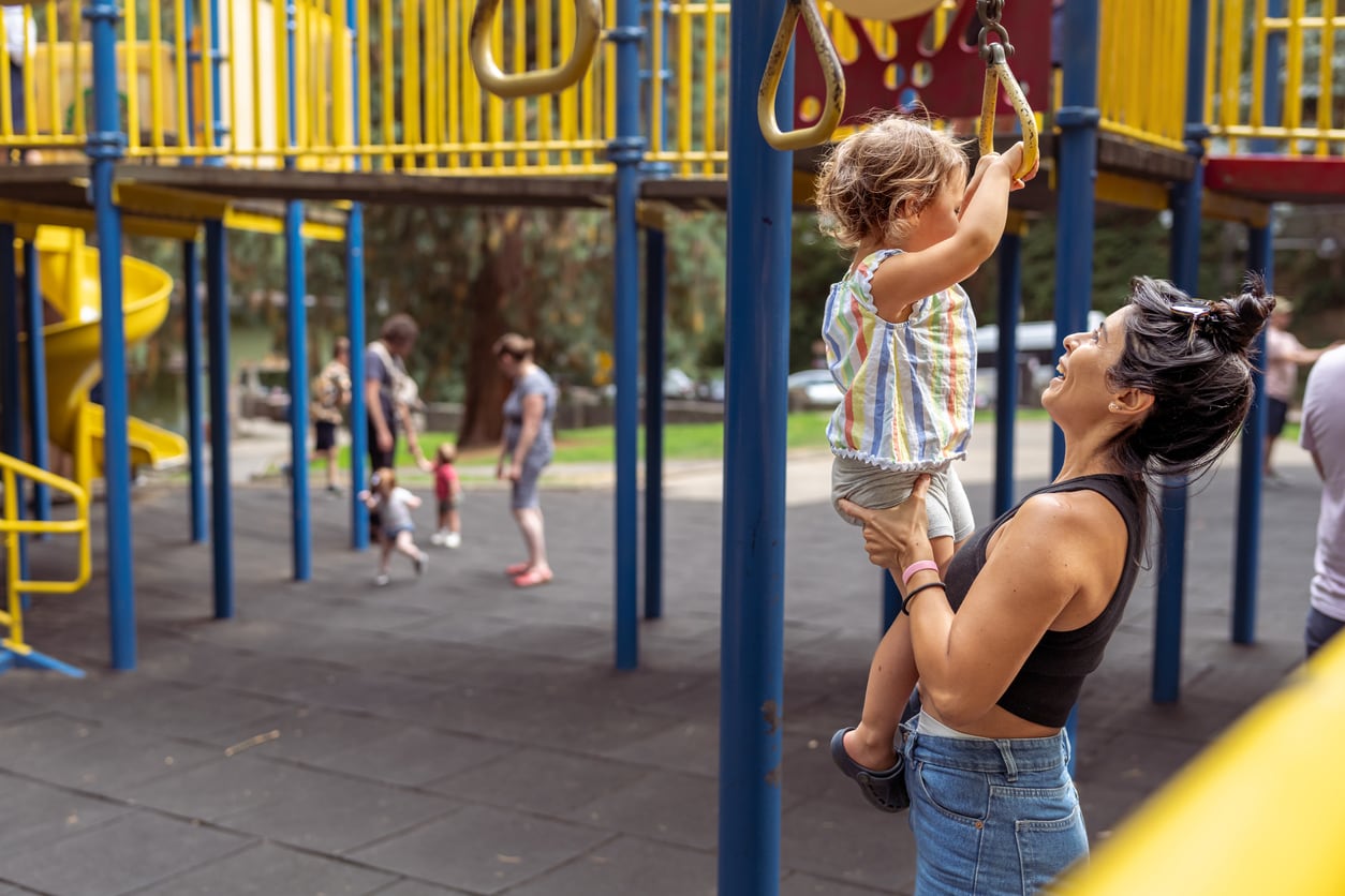 Navegar por el patio de recreo con su hijo