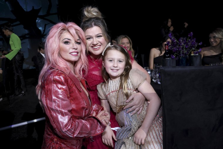 River Rose, la hija de Kelly Clarkson, aparece en su nueva canción