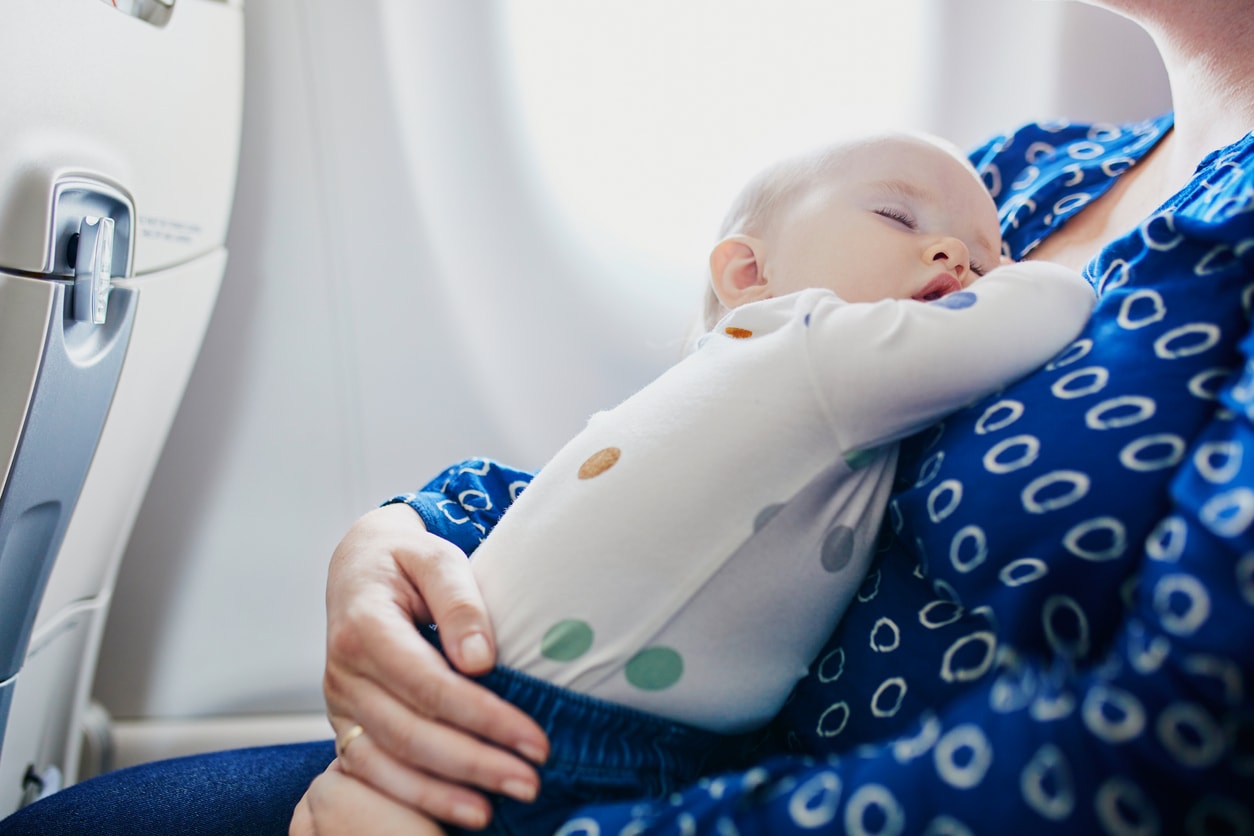 Volar con un bebé es duro y no debemos juzgar a los padres