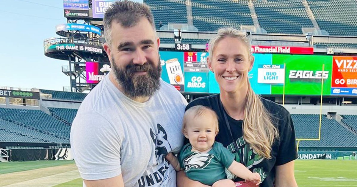 La niña de Jason Kelce asiste a su primer partido de fútbol americano. Vea la preciosa foto familiar