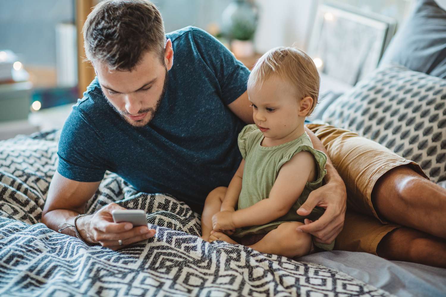 ¿Pueden sus hábitos telefónicos afectar al desarrollo del lenguaje de su hijo?