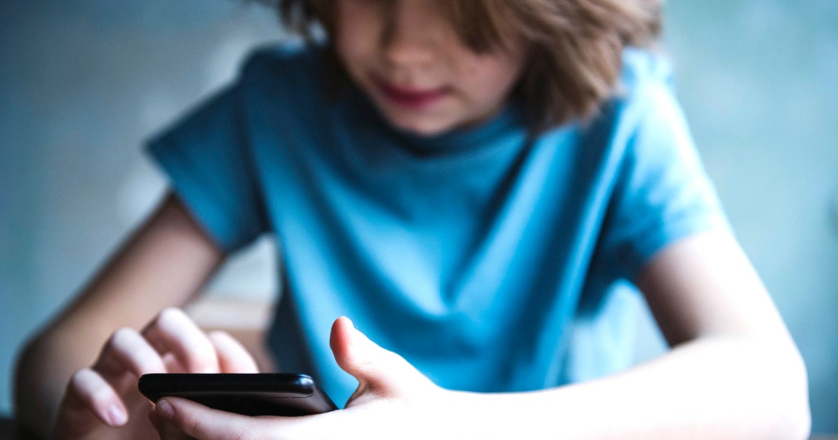 Se gana la vida estudiando a los niños y los medios de comunicación. Esto es lo que no hace con el teléfono de sus hijos adolescentes