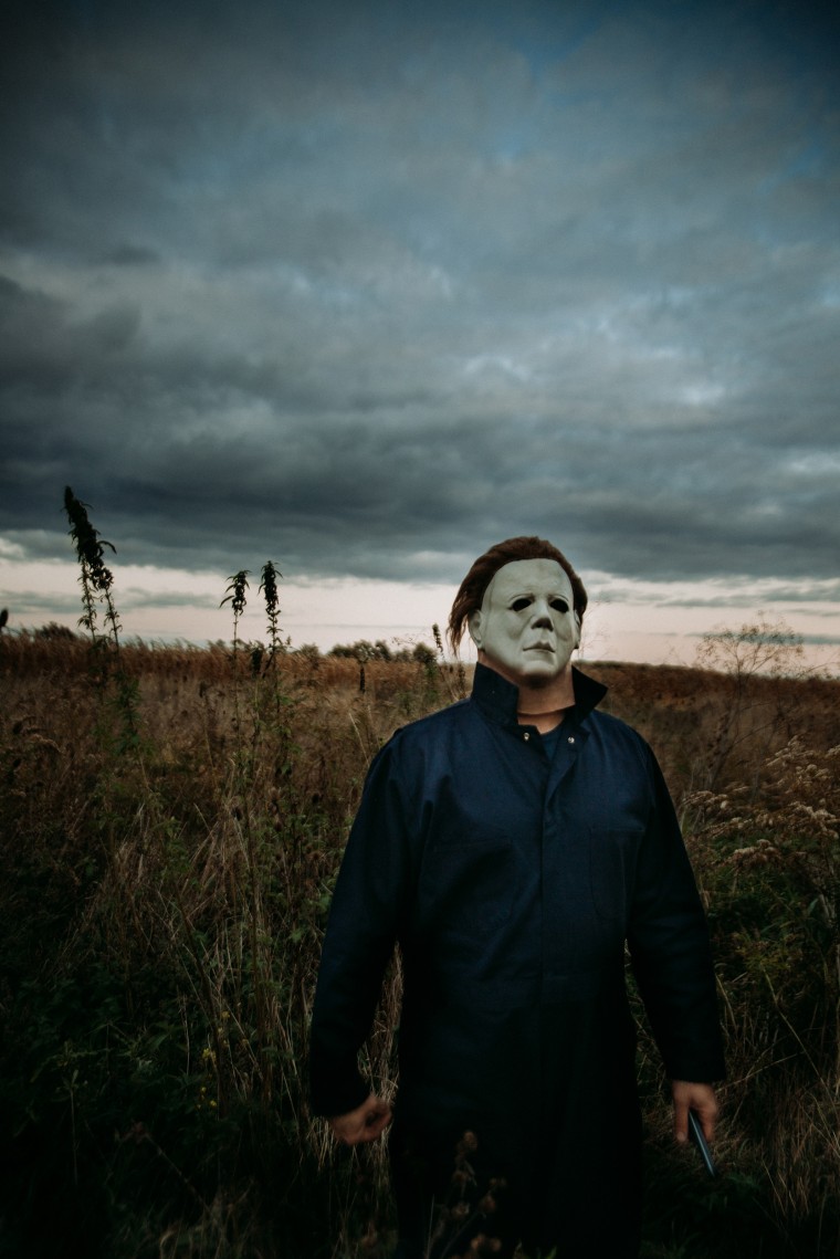 Una madre exasperada regaña a un padre 'Michael Myers' muy aficionado a Halloween