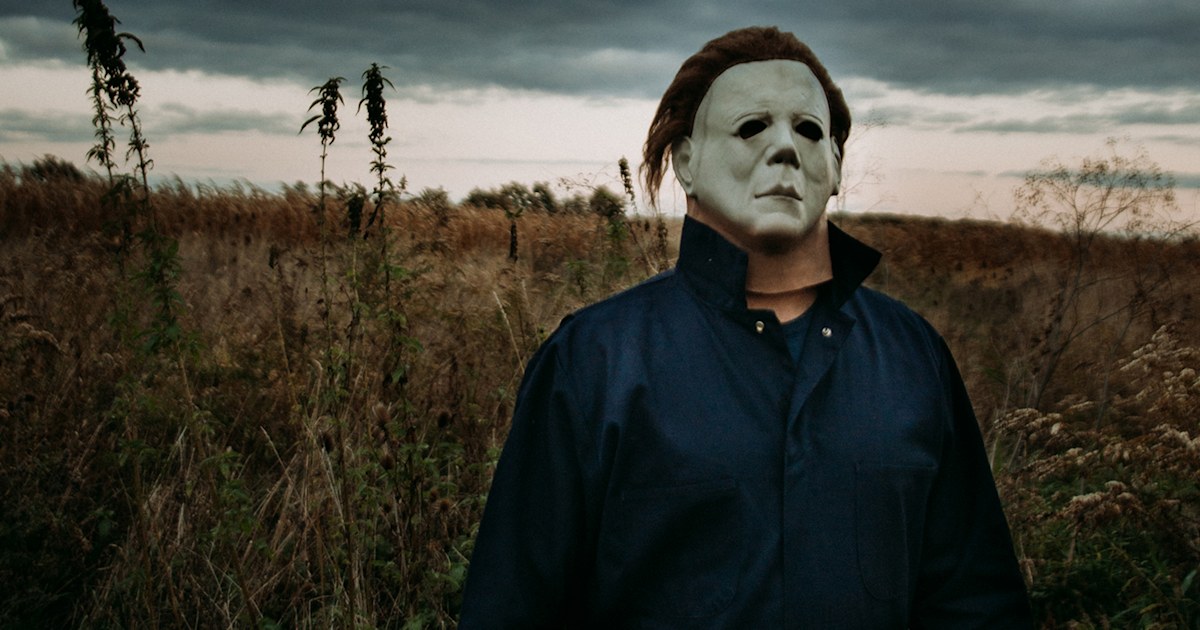 Una madre exasperada regaña a un padre 'Michael Myers' muy aficionado a Halloween