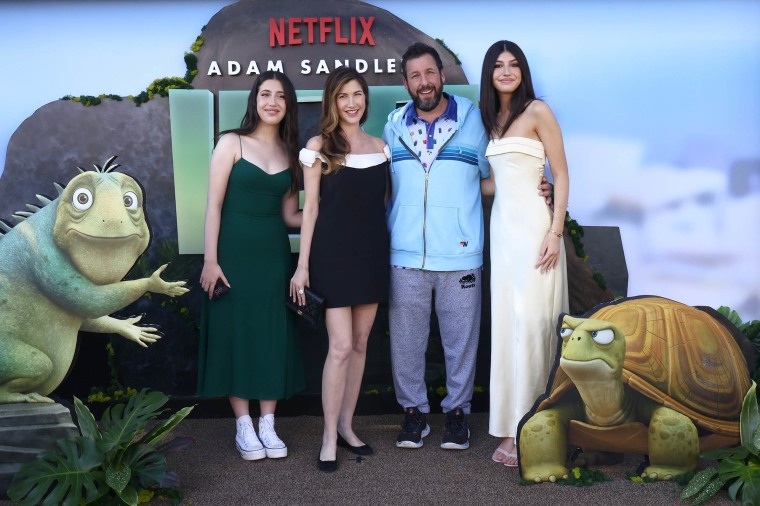 Adam Sandler posa con sus hijas adolescentes Sadie y Sunny en una nueva foto familiar
