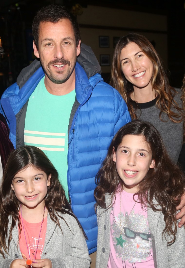 Adam Sandler posa con sus hijas adolescentes Sadie y Sunny en una nueva foto familiar