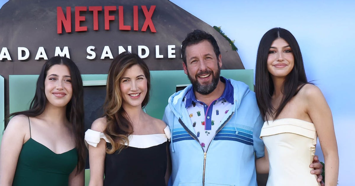 Adam Sandler posa con sus hijas adolescentes Sadie y Sunny en una nueva foto familiar