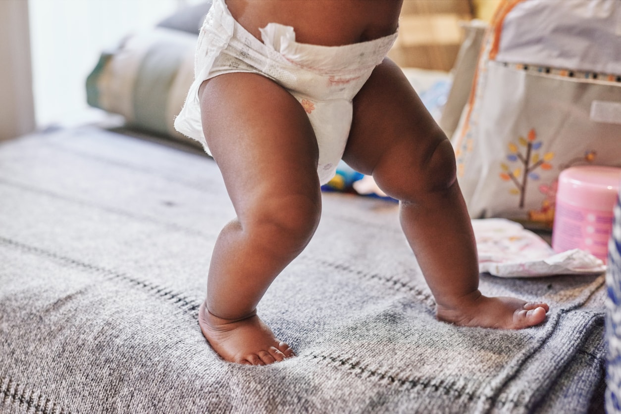 ¿Cuándo empiezan a ponerse de pie los bebés?