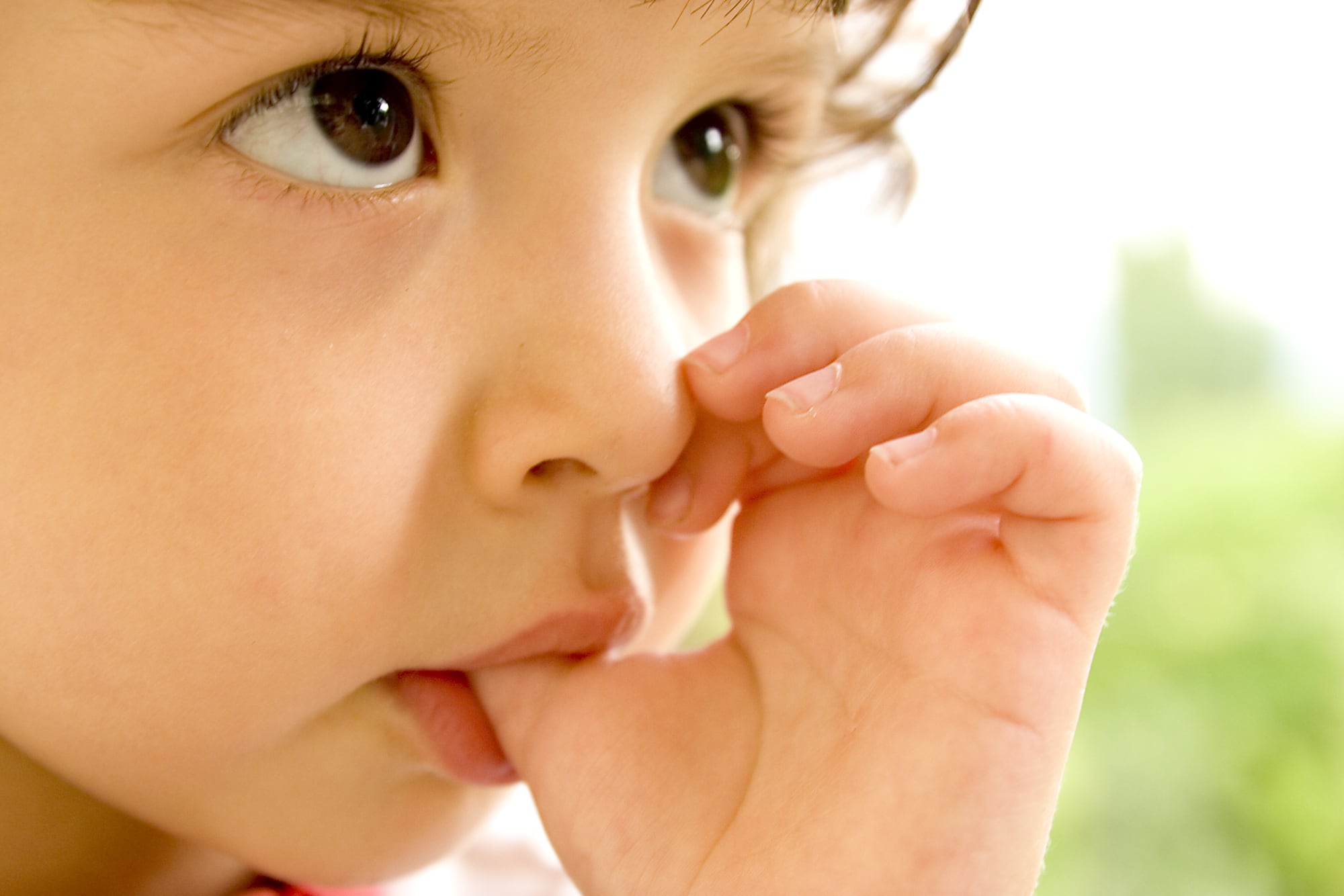 El niño que se chupa el dedo: Ventajas, desventajas y cómo detenerlo