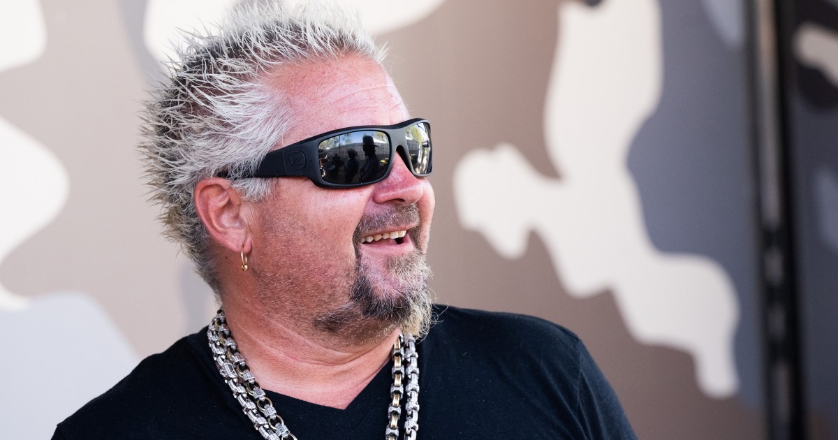 Guy Fieri dice que planea "morir arruinado" y no dejar nada a sus hijos a menos que hagan esta cosa