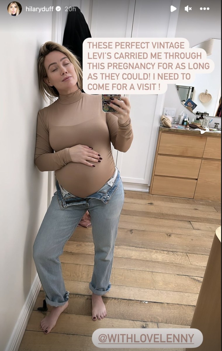 Hilary Duff comparte una foto de su nueva barriguita y lamenta no caber en sus vaqueros favoritos