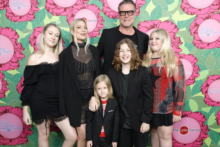 Tori Spelling sale con 4 de sus hijos tras la separación de Dean McDermott