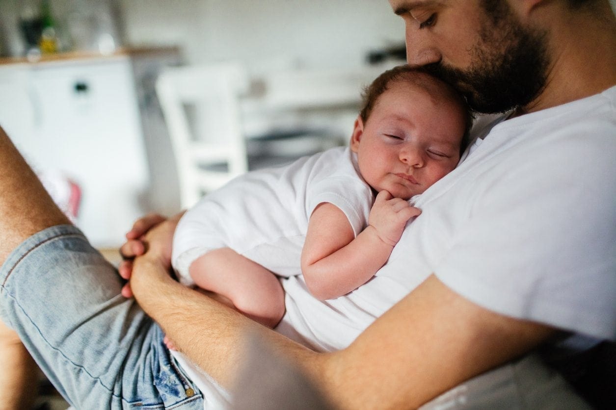 13 maneras en que los padres pueden participar en el cuidado del bebé