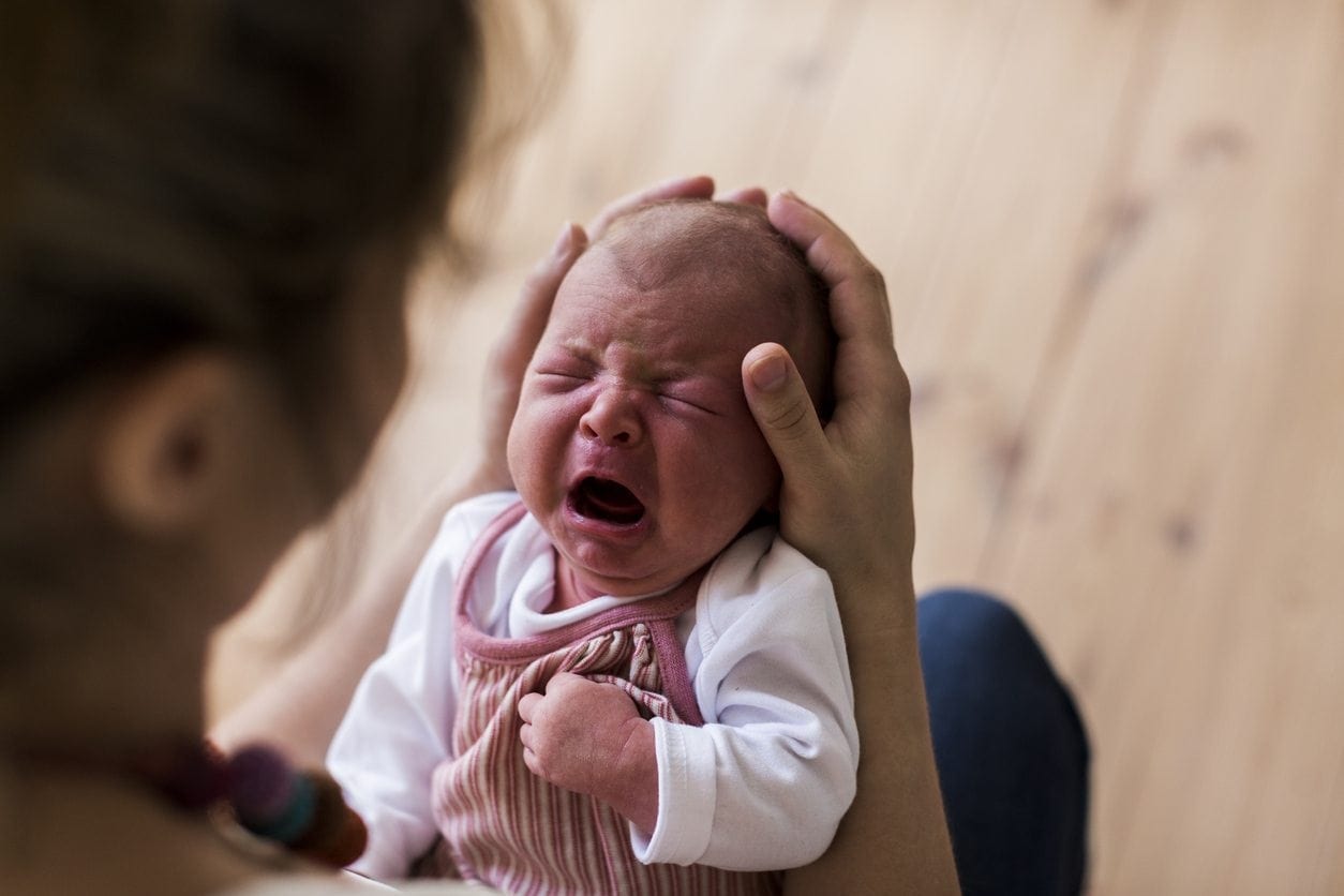 ¿Su bebé tiene cólicos o reflujo ácido? Ésta es la diferencia