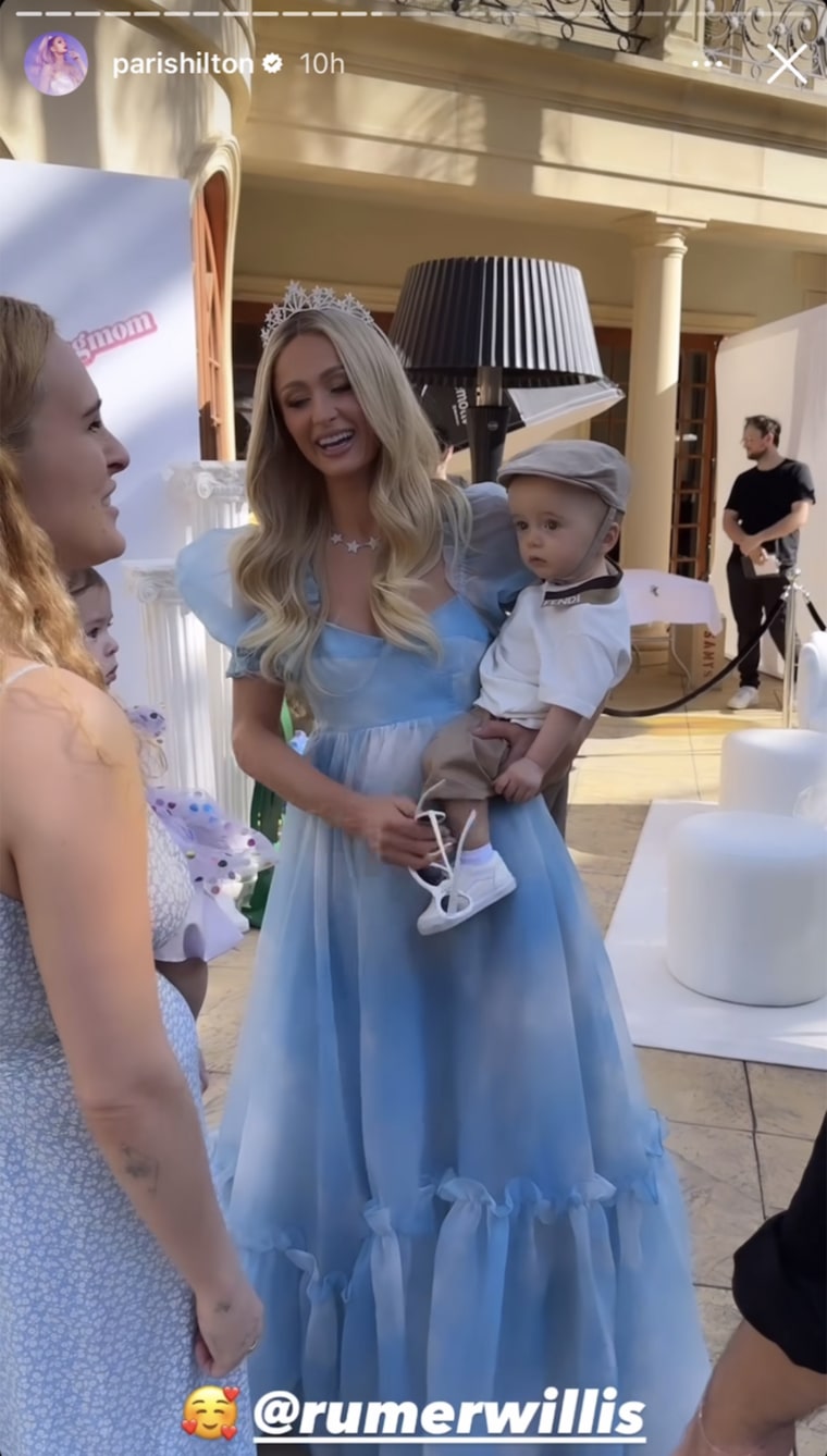 Todos los bebés que asistieron al primer cumpleaños de Phoenix, el hijo de Paris Hilton