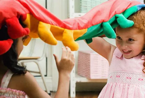 Los niños en edad escolar y sus cuidadores están en mayor riesgo de desarrollar piojos de cabeza.