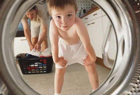 Intenta lavar toda la ropa de cama y la ropa que haya estado expuesta a los piojos de cabeza.