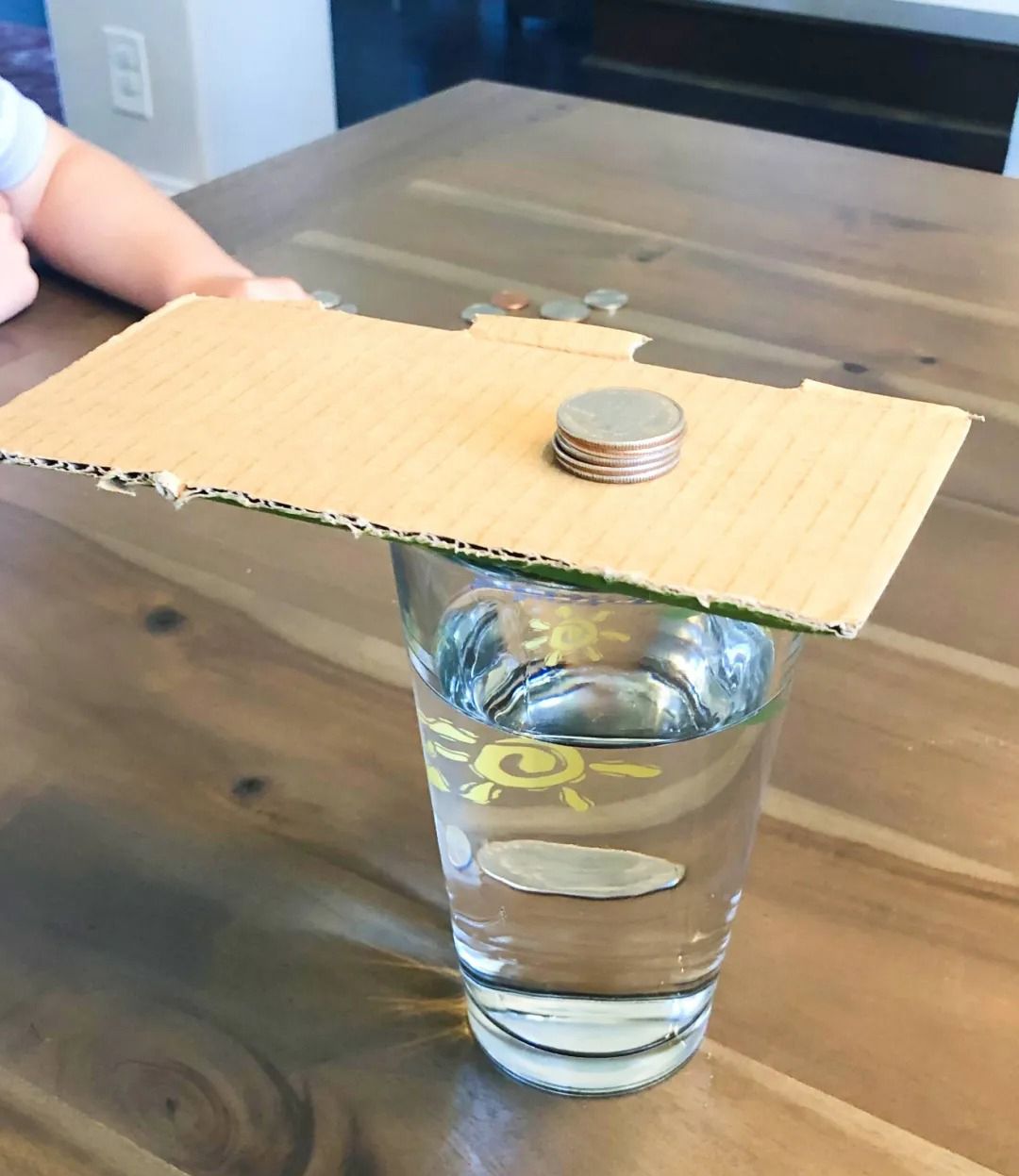 El experimento del 'Ciclo del Agua con Crema de Afeitar' es un fácil proyecto de ciencia que puedes hacer con niños en casa