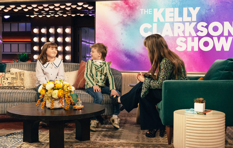 Kelly Clarkson se emociona al ver un montaje de sus hijos por el episodio 1000 de su programa