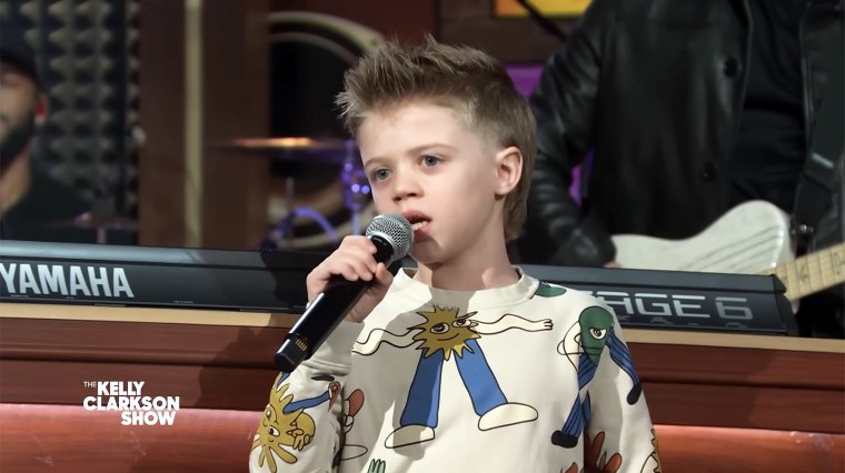 Kelly Clarkson se emociona al ver un montaje de sus hijos por el episodio 1000 de su programa