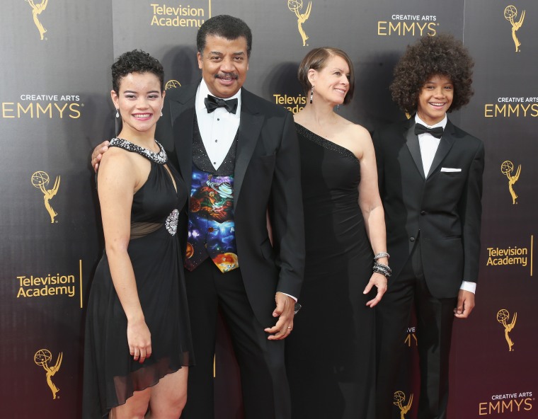 Neil deGrasse Tyson y su familia en los Creative Arts Emmy Awards