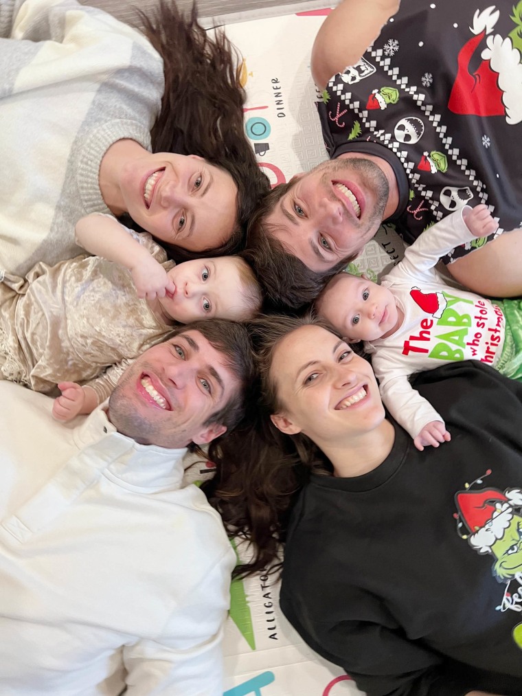 Gemelos idénticos que se casaron con otro par de gemelos idénticos. Nuestros bebés son hermanos biológicos